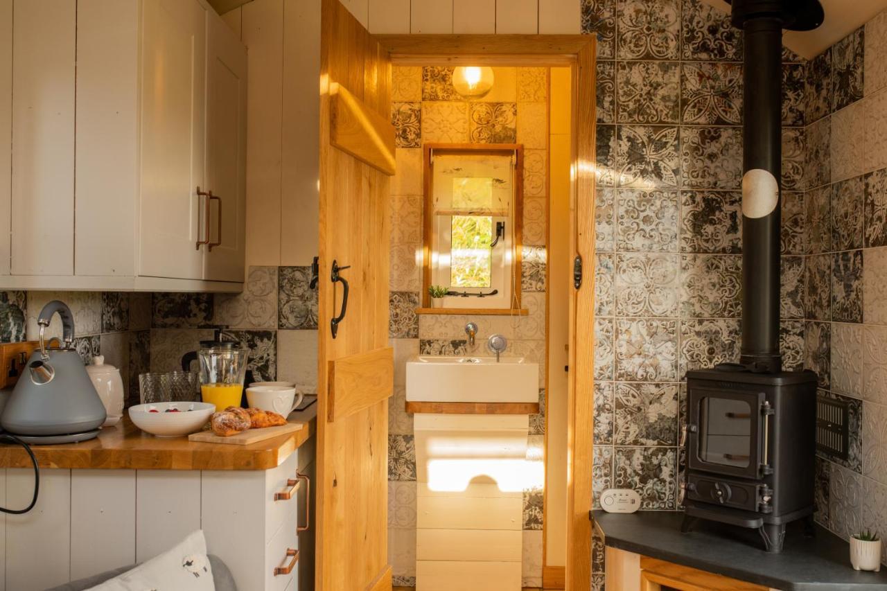 Harrys Hideout - Shepherd'S Huts At Harrys Cottages Pen-y-Clawdd Kültér fotó