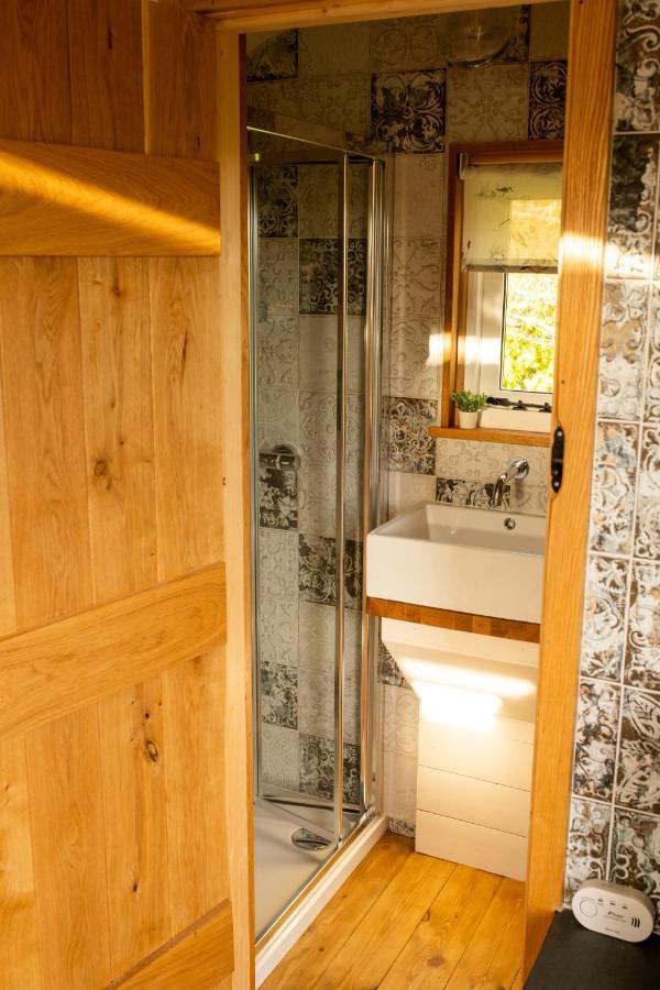 Harrys Hideout - Shepherd'S Huts At Harrys Cottages Pen-y-Clawdd Kültér fotó